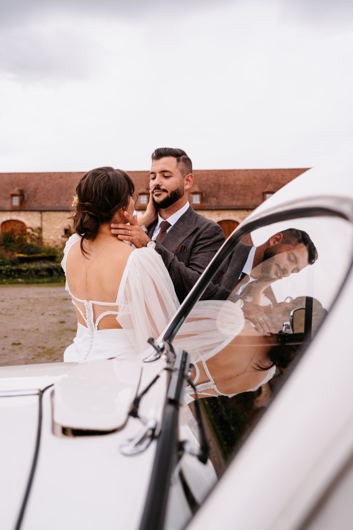 Photo de mariés le Jour du mariage en Auvergne avec reflets